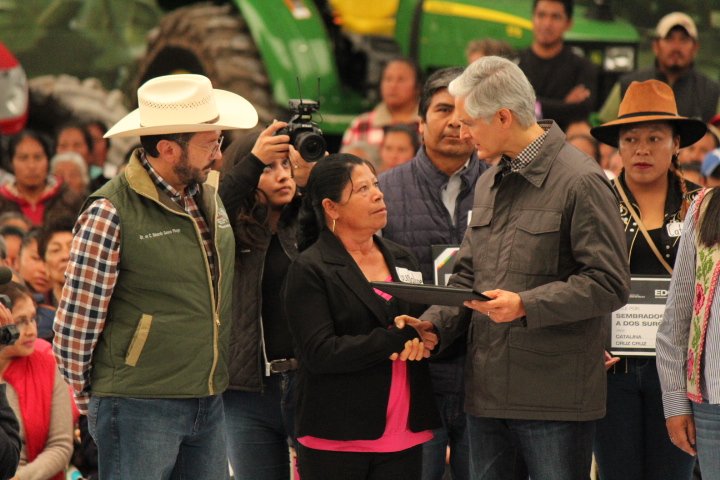 CNCEdodeMex's tweet photo. Más de 54millones de pesos es la inversión de nuestro Gobernador @alfredodelmazo quién entregó a campesinos y mujeres productoras de norte del #Edoméx proyectos productivos que mejoran y emprenden la tierra y el corazón mexiquense @Edgar_CastilloM @DarioZacariasC @SEDAGROedomex https://t.co/nQkuN3S7tZ