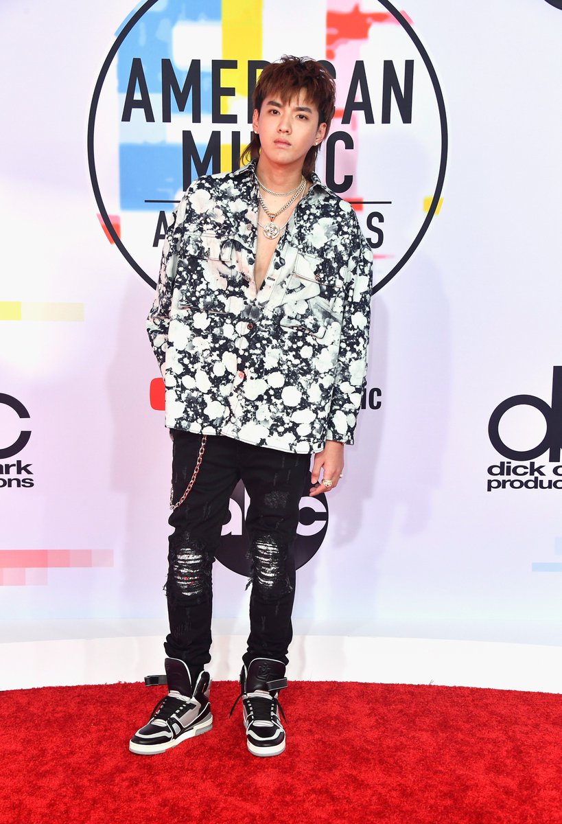 etalkCTV's tweet photo. *Cue the screams* @KrisWu has arrived and makes his #AMAs red carpet debut! 😱😱😱 #etalk https://t.co/FPsRCkeeQE
