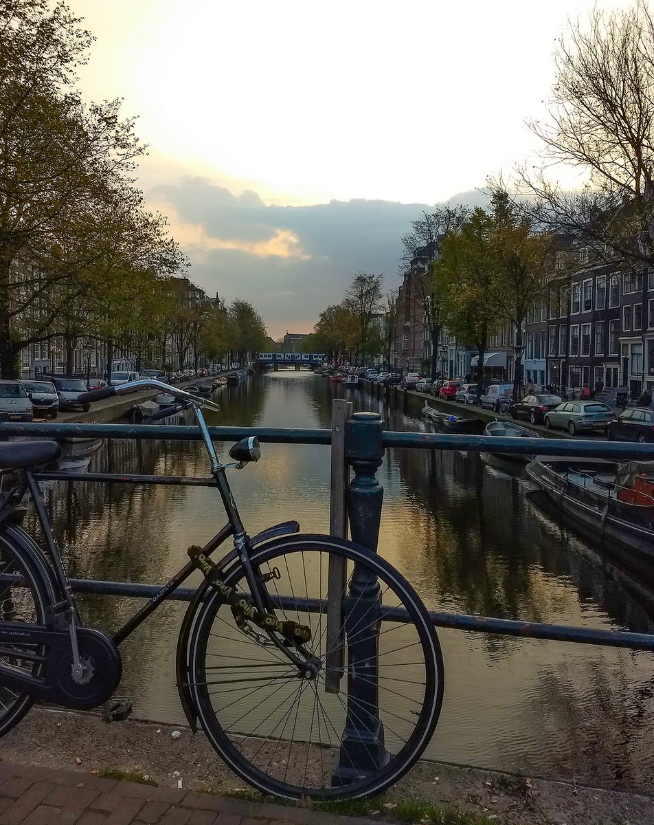 paraviagem's tweet photo. Impossível imaginar #Amsterdam sem seus canais e suas #bicicletas. A cidade tem um visual encantador e atrações super interessantes.
Estamos mostrando tudo nos stories do Instagram. Corre lá e acompanhe!
#bike #holanda #europa https://t.co/ns69BuBbPy