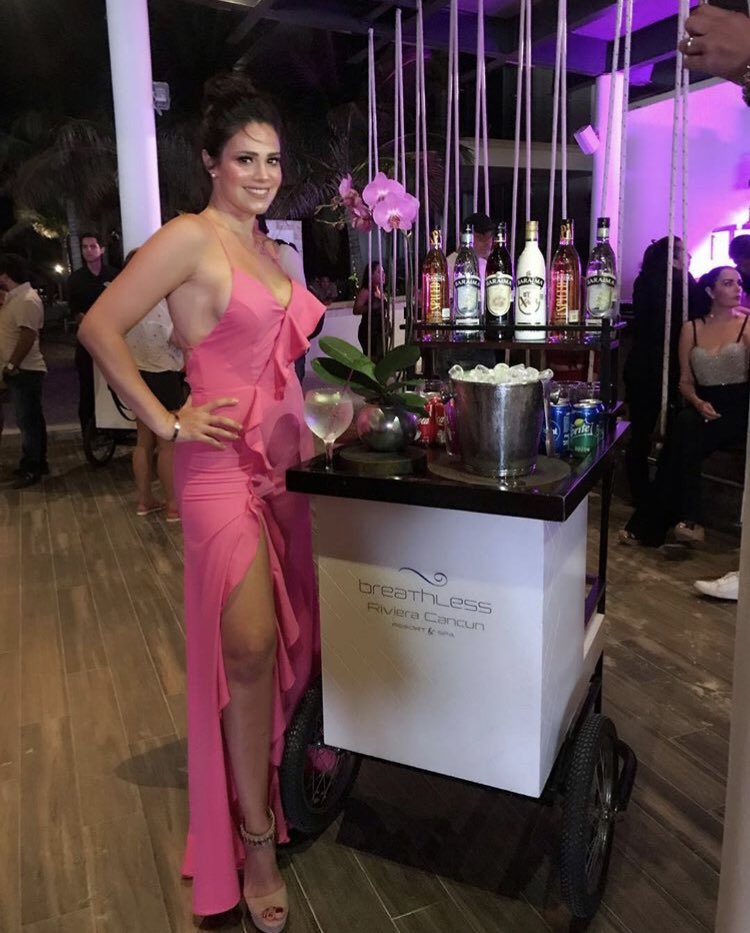 Byle360's tweet photo. @ron_baraima y @bodegasalianza desde #Cancun en el #fashionrock  en el hermoso hotel #breathless noche donde se fusiona la música y la moda @luiscarlin con @LuzElenaGlez 👏🏻👏🏻👏🏻 https://t.co/zCqJdxKvrF