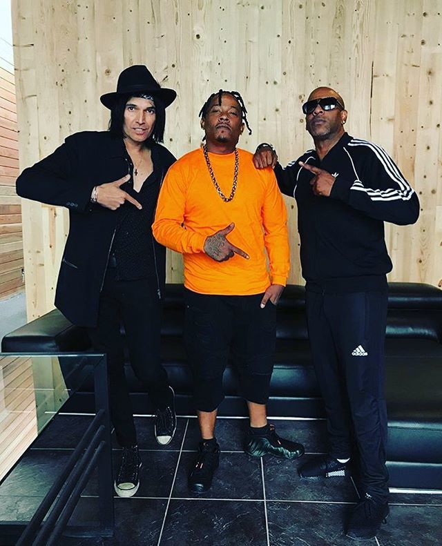 CleopatraRecord's tweet photo. Upcoming artist @spiderlocmosteastybaymaac signs with @cleopatrarecords today. Welcome to the Cleo Family. 🎃💪🏼 Big things happening. #cleopatrarecords #hiphop #rap #music #diversemusic #powermovez https://t.co/3Nj0nTVmmp https://t.co/IvM0xxHfLR