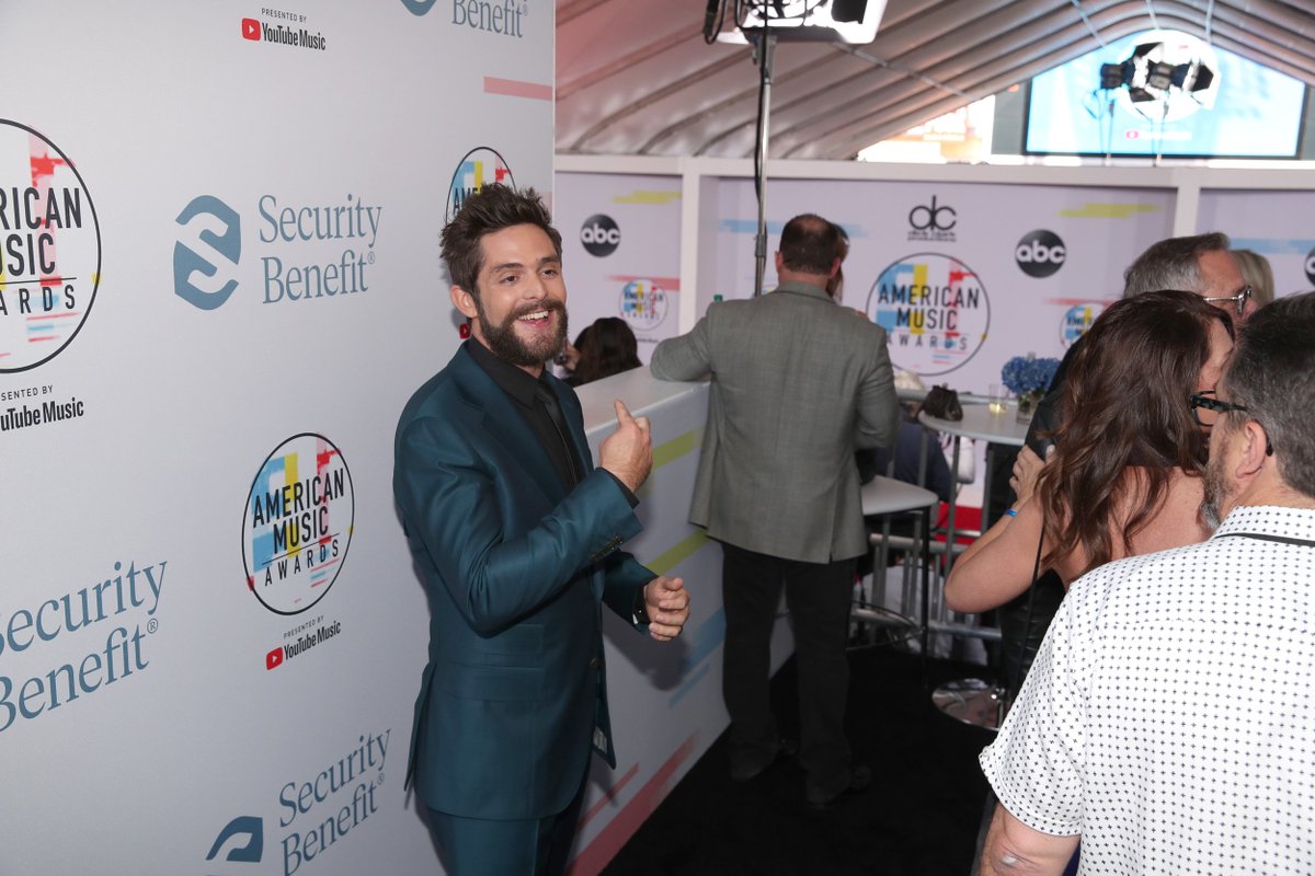 AMAs's tweet photo. Nothing to see here, just the #AMAsVIPs meeting @ThomasRhett before he presents. ๐คฉ Thanks, @securitybenefit, for the big surprise! https://t.co/mOaEcR93YZ