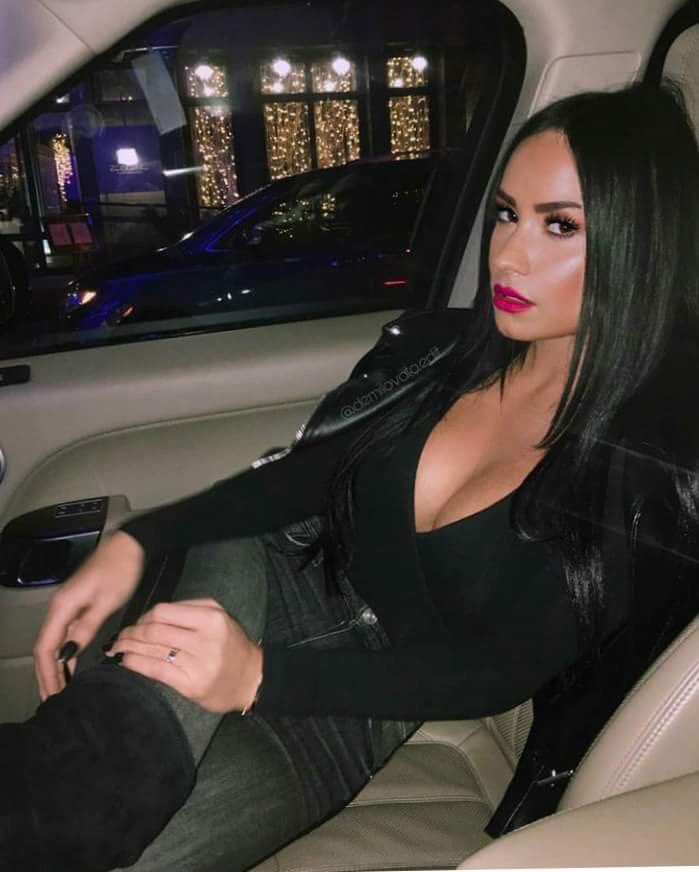 ddlovato_Rares's tweet photo. Look at her 😍 #demirare https://t.co/SXzonnYEUx