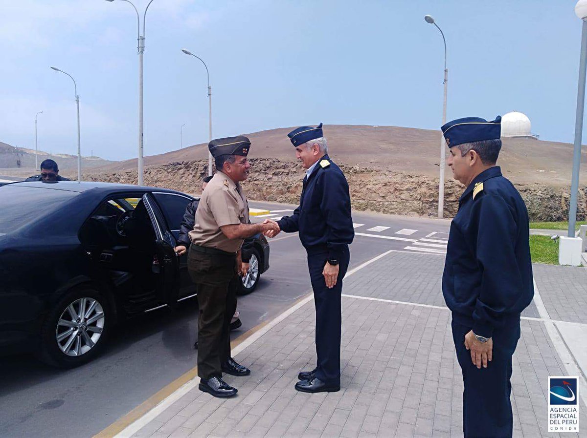 A_Espacial_Peru's tweet photo. La #AgenciaEspacialdelPerú recibió la visita del General de Ejército César Astudillo Salcedo, Comandante General del Ejército del Perú, quien acompañado de Oficiales EP visitaron las instalaciones del #CNOIS en Pucusana 1/2 https://t.co/LMG24aWoIv