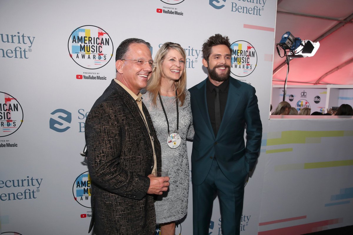 AMAs's tweet photo. Nothing to see here, just the #AMAsVIPs meeting @ThomasRhett before he presents. ๐คฉ Thanks, @securitybenefit, for the big surprise! https://t.co/mOaEcR93YZ