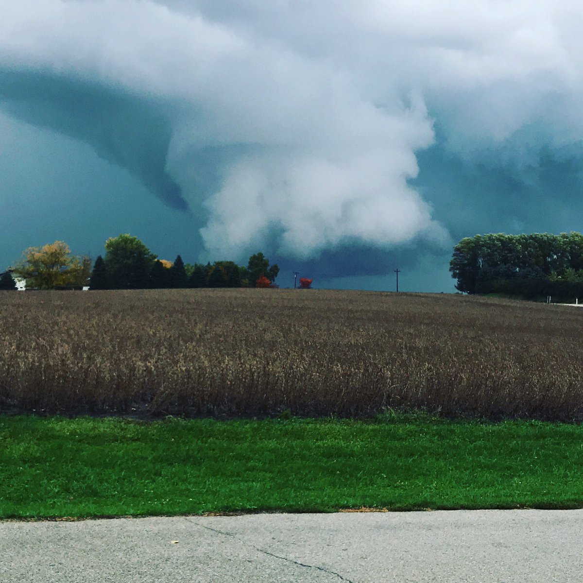 nannerz71's tweet photo. When you live in Iowa...and you get a notification on your phone but no sirens...you watch the ⛈ storm! #tornadowarning #nosirens #lotsofrotation https://t.co/MXlo9KD6dx