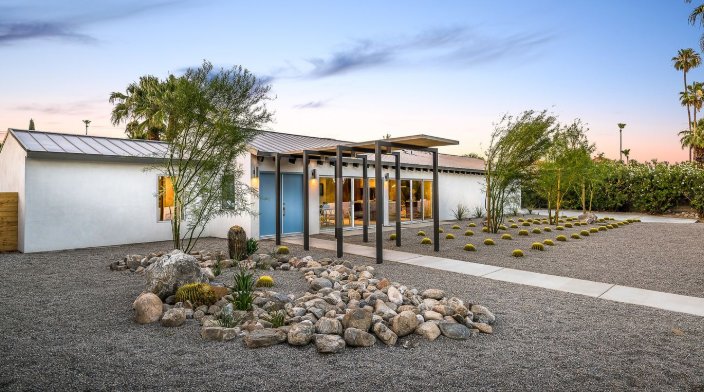 ComReloSystems's tweet image. Former Palm Springs mayor's stylish residence elects for a list price of $2.4 million lat.ms/2ycQa5U