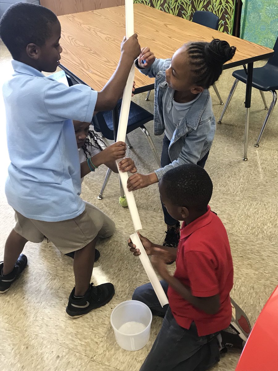 scienceguRhew's tweet image. 1st graders investigating balanced and balanced forces by using marbles and pvc pipes. Then using forces to get the marble in the bucket. @PetreeElem @WSFCS_Science @Title1wsfcs