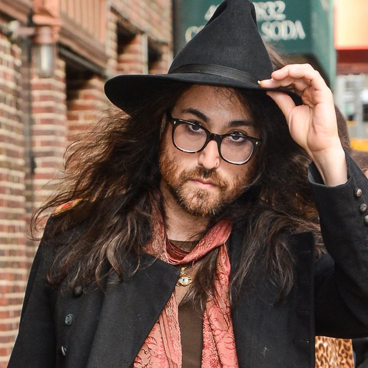 Happy 43rd Birthday to Sean Lennon! The son of The Beatles member, John Lennon. 