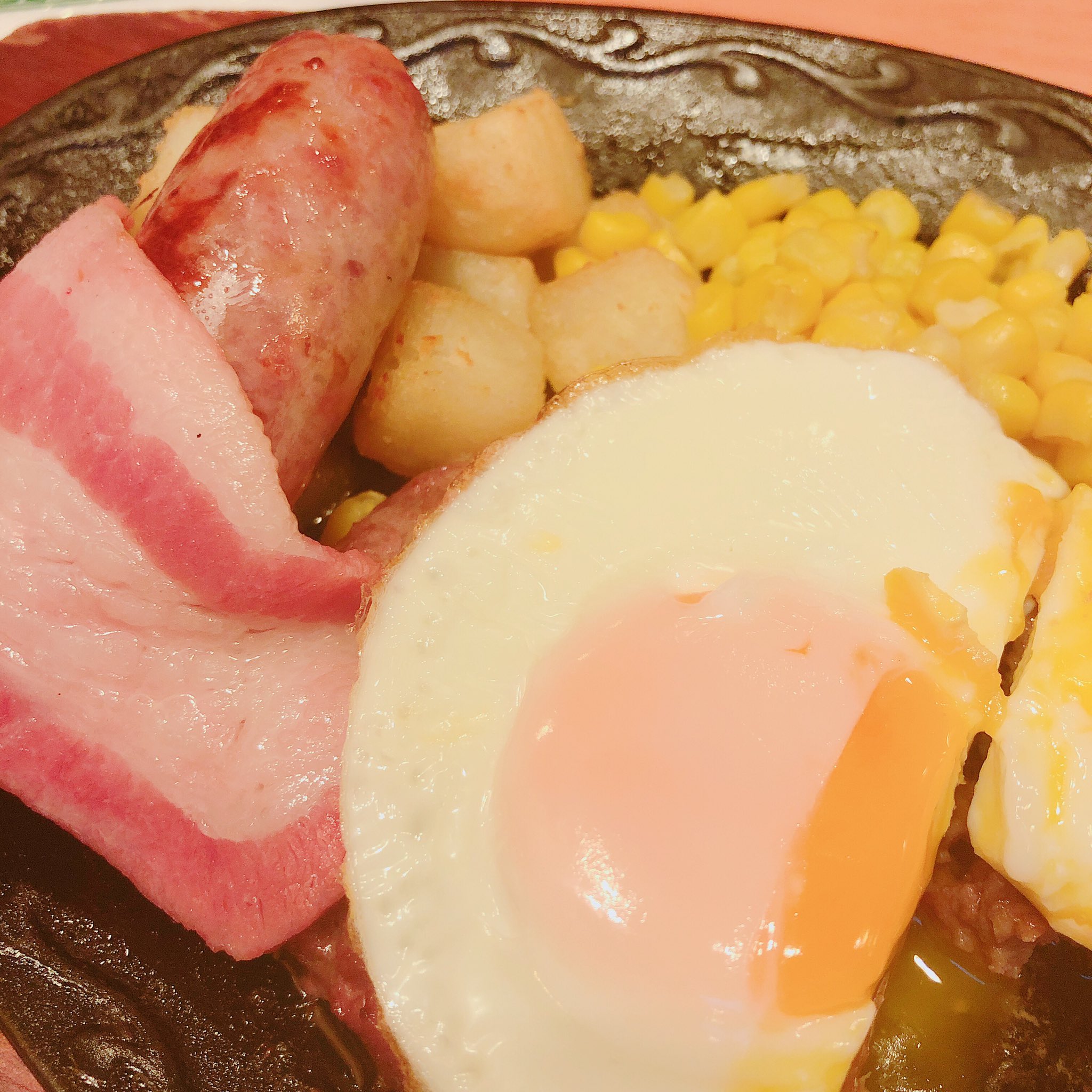 Shuri サイゼリアに久しぶりに行ってきました ٩ ۶ いつも頼む物って 大体一緒になっちゃうw だから同じミックスグリルに 今回友達の携帯と自分の携帯から撮ってみたけど 物によって写り方が違うんだね W サイゼリア ミックスグリル