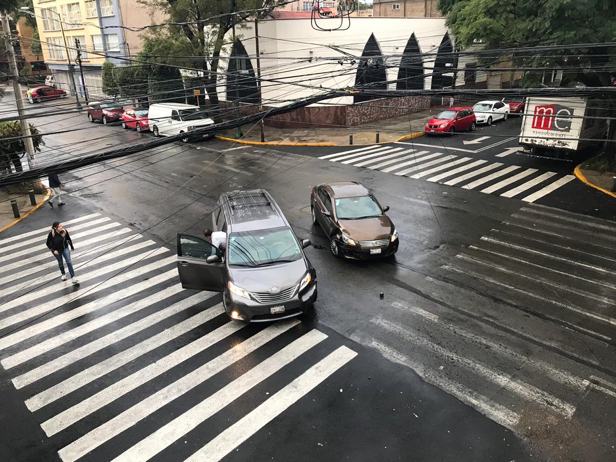 IlseTorres91's tweet photo. #CuántosMásPeña Segundo choque del día en Petén y Concepción. 
#TopePeten @BJAlcaldia y @C5_CDMX que tienen qué decir al respecto? 
Necesitamos una vida humana para que nos hagan caso? #MartesdeChoques https://t.co/4uvUPfki7n