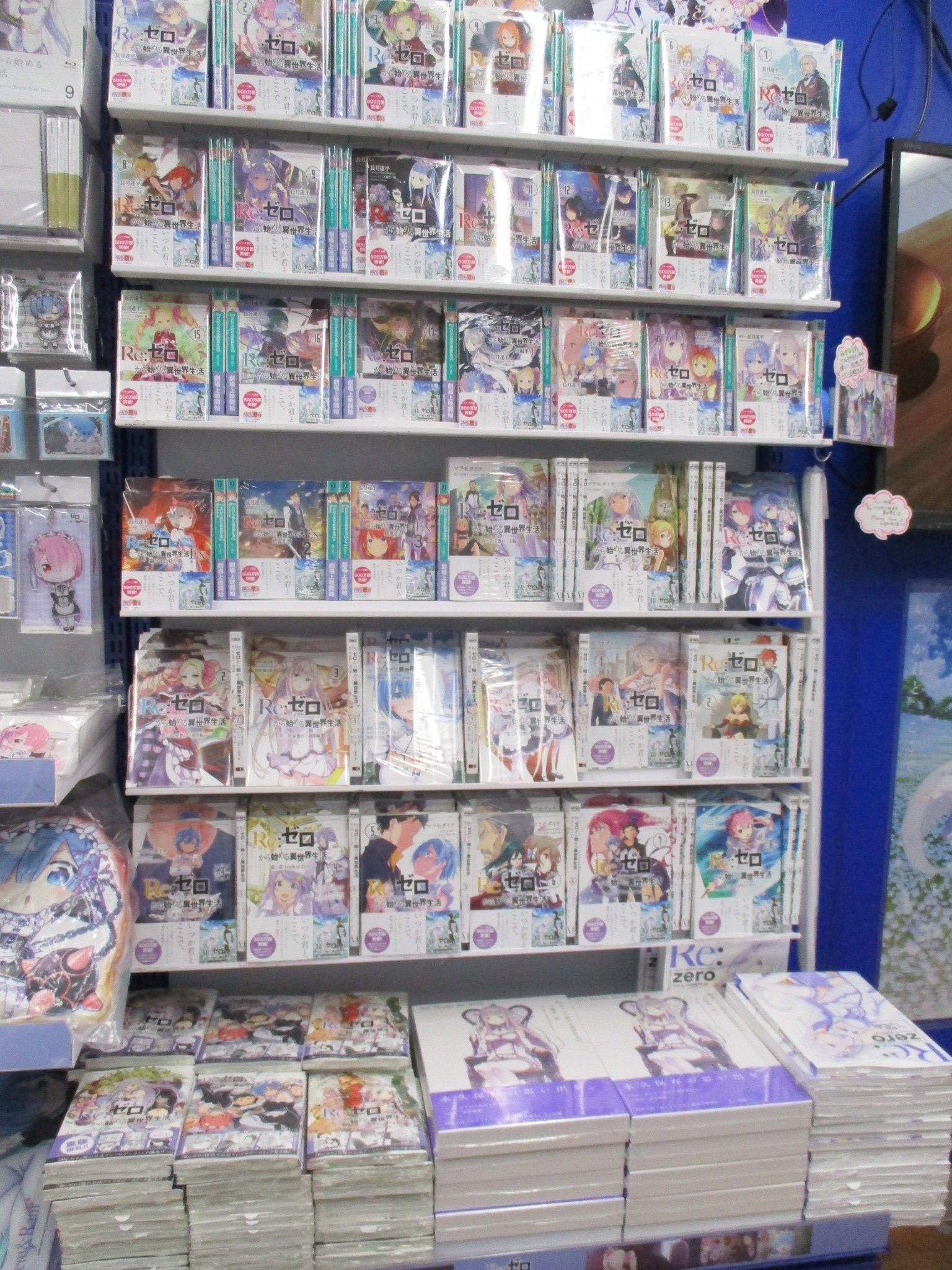 アニメイト池袋本店 On Twitter Reゼロオンリーショップ情報2 池袋本店限定アクリルボードなど Memorysnow 絵柄のグッズ や通常商品のtシャツetc リゼログッズはもちろん リゼロ最新17巻他原作小説 Ex 短編集 コミックス アンソロジー 画集諸々揃ってます