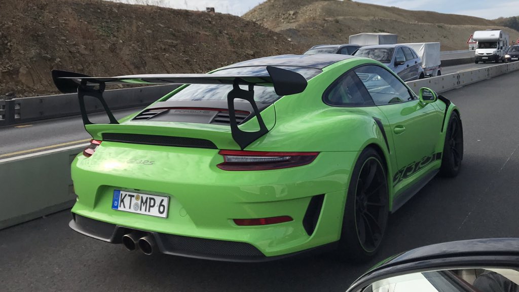 neun11er's tweet photo. Catch me if you can...💚🖤💚
Porsche GT3RS on german Autobahn https://t.co/LZCQVbWzgB