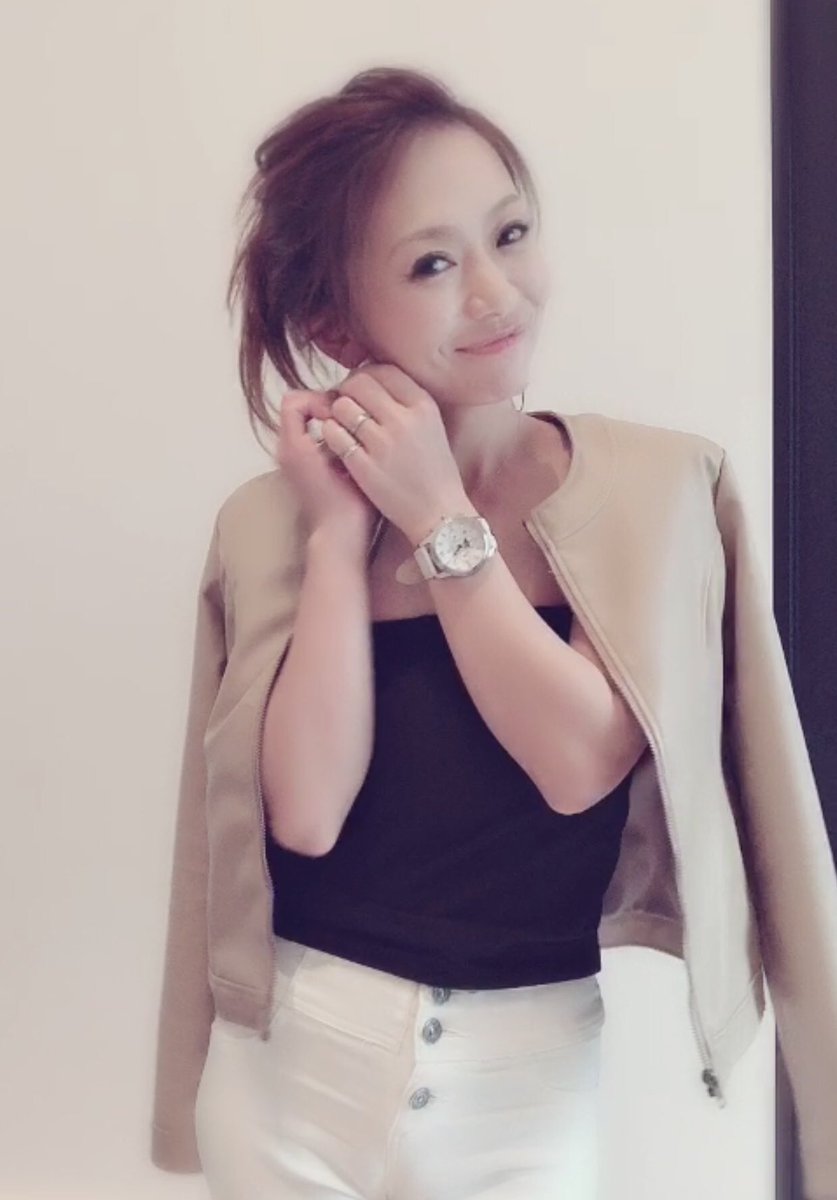 takaseAyaya's tweet photo. 新しい時計GET♡
青い針とちらっと見える太陽と月のモチーフがお気に入り。
#LOVOR #時計

クーポンコード『takaseayaya』で10％オフになるよ😘
気になった人はチェックしてみてね♪
https://t.co/2Mi5PFyhg8 https://t.co/nI8Vrae8ai