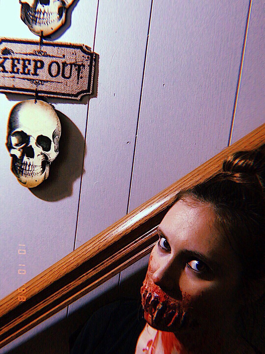 sicktrip_'s tweet photo. It took till 1am to do this but ya girl is lookin spooky !!!!! (Also I’m a slut for blood and use too much of it in my work oh well) https://t.co/yDfHPElp30