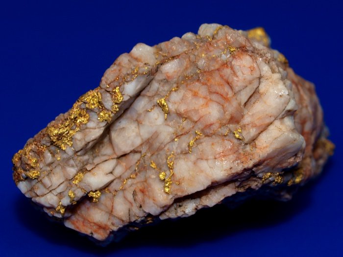 GoldRushNuggets's tweet photo. 1 oz. chunk of gold in quartz. https://t.co/5k4wMkrv4E