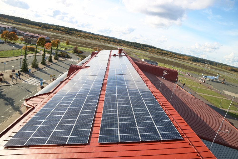 I ett led att göra Jönköping Airport till en grön flygplats installerar nu Jönköping Energi totalt 789 st solcellspaneler på terminalhallens tak.  mynewsdesk.com/se/jonkopingen…