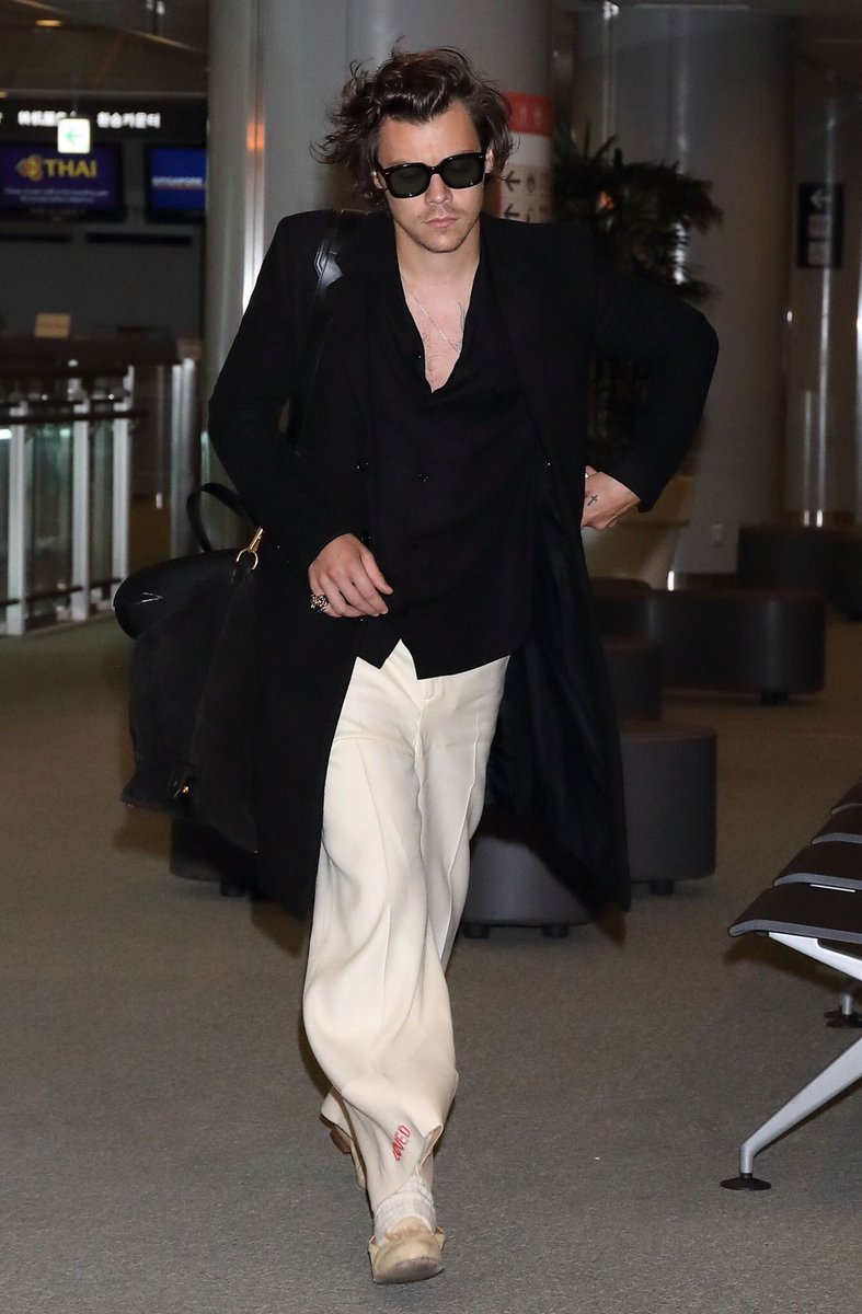 Boa noite para este homem que é o amor da minha vida TODINHA, E QUE EU AMO COM TUDO O QUE TENHO E O QUE NÃO TENHO A SÉRIO EU ESTOU EM LÁGRIMAS COMO É QUE É POSSÍVEL EU AMAR-TE TANTO ÉS O MELHOR DE MIM HARRY STYLES QUE IRRITANTE EU AMO-TE OK SDEUS