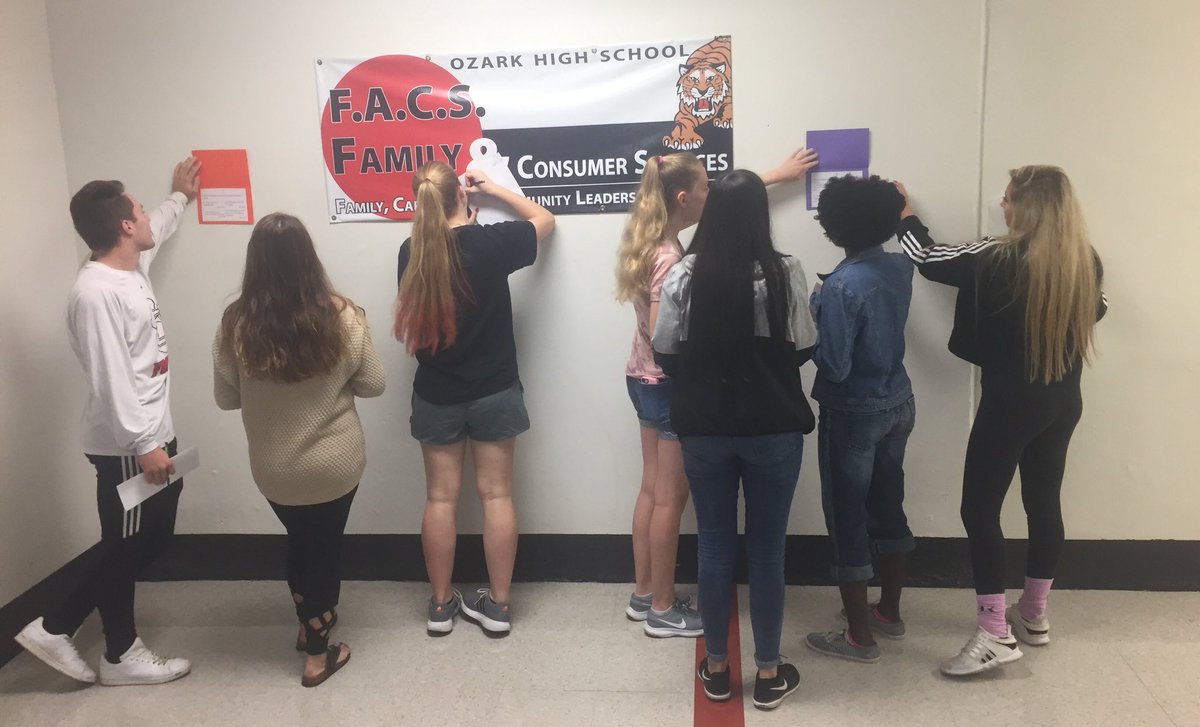 mamapeek_'s tweet image. Parenting class students workedtheir way  through a Problem Trail review #colaboration #PrenatalDevelopment