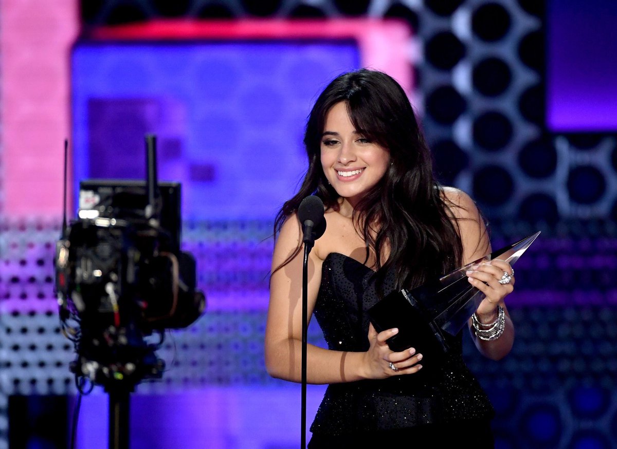 favsofcamila's tweet photo. babygirl #CamilaOnAMAs https://t.co/UDyz5flPYv
