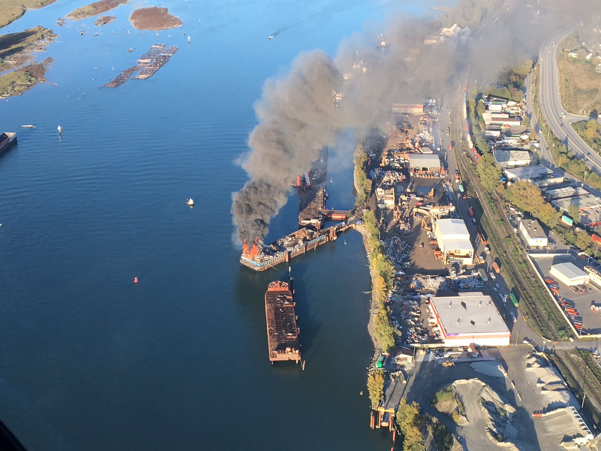 rlcadams's tweet photo. Aerial shots of the #bargefire in #Vancouver @GlobalBC @skyhelicopters https://t.co/m2sRwvdccF