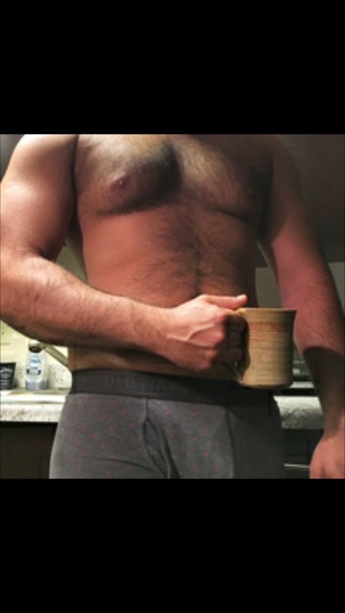 JAMES28816829's tweet photo. Todavia no entro en conversacion con Este #hetero y ya me mando fotos 😏😁😂 que quieres, cerveza o un cafe? https://t.co/THpGAEJX6a