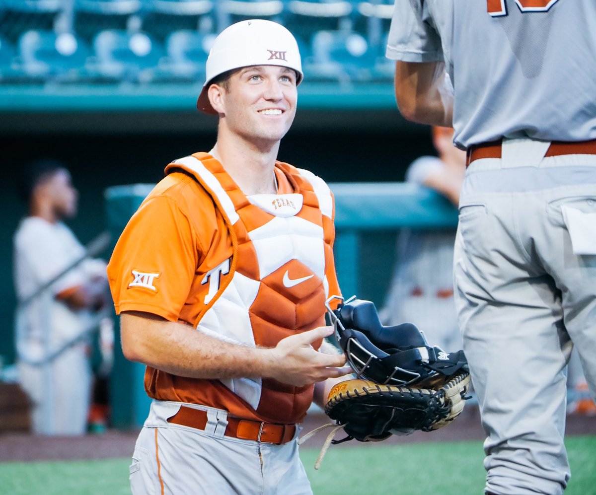 TexasBaseball's tweet photo. A very pleasant evening at UFCU Disch-Falk Field. 🌝 #HookEm 🤘 https://t.co/RAsKRJVXyc