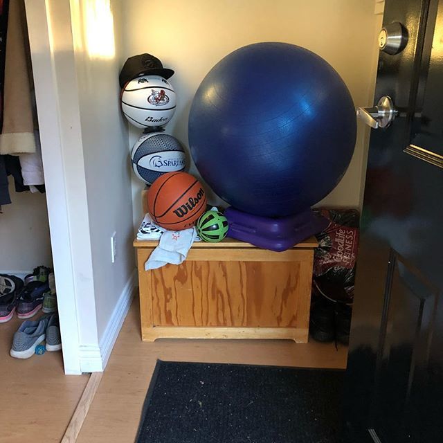 kimbond07's tweet image. BALLS! #basketball 🏀#hypersphere #stabilityball ....1st thing that greets you upon entrance to our home. 🤦‍♀️. So here is what you can be assured of in our home; an ergonomic ball if you need a chair or decide to workout; basketball, well...because it’s the sport in our home; hy…