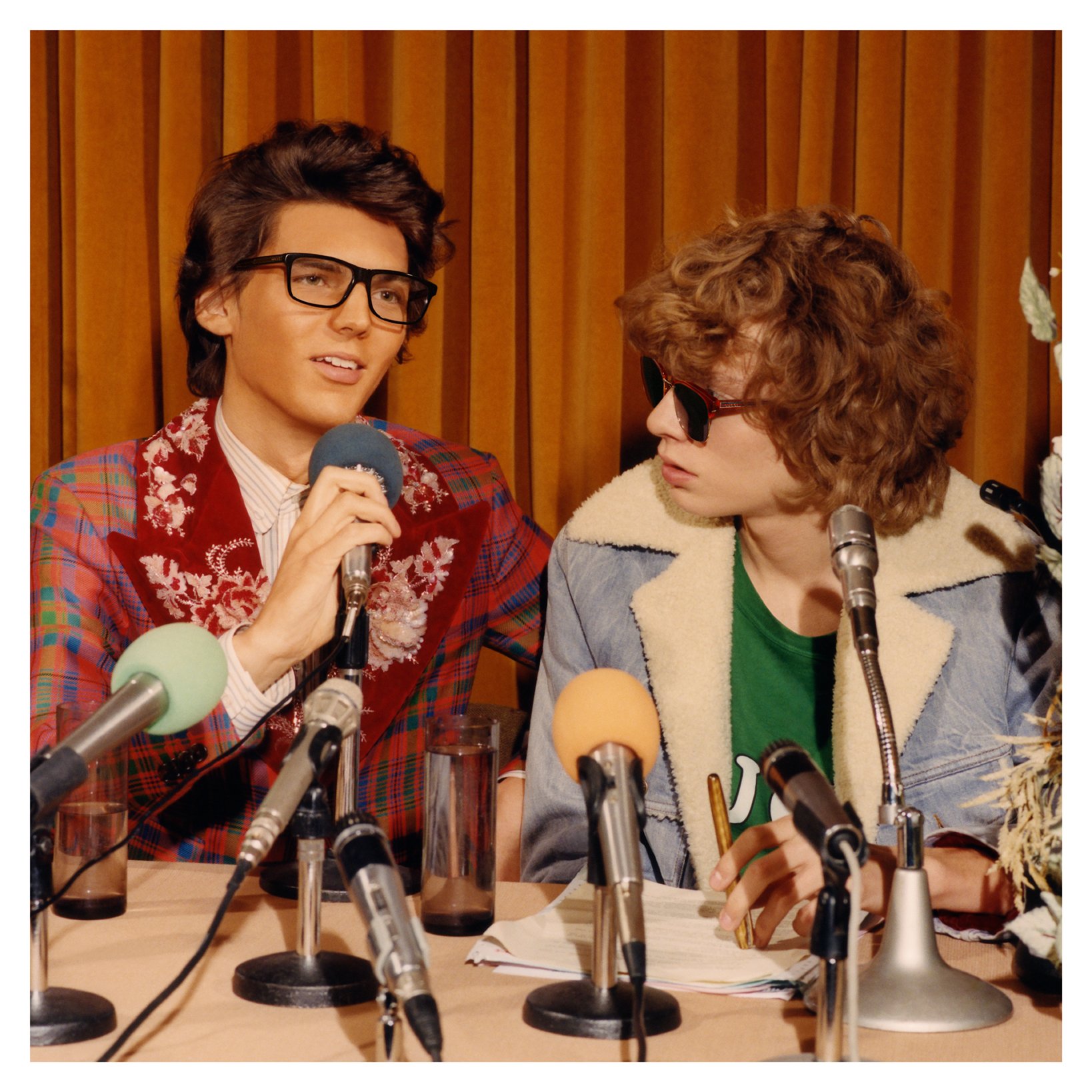 Gucci Japan 1970 80年代のハリウッドスターの記者会見に想を得た Guccieyewear の新しい広告ビジュアルより 撮影は Colindodgson 新作アイウェアはこちら T Co Osupizzicb Alessandromichele Art Director Christophersimmonds T Co