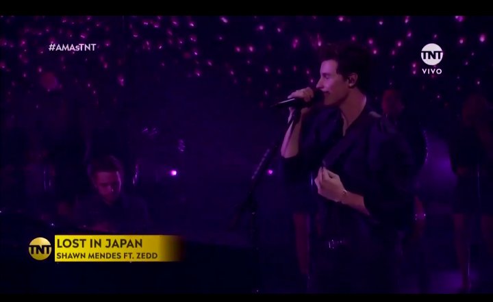 amcxfavs's tweet photo. Podemos apreciar un momento lo hermoso que estaba el escenario con todas esas luces mientras Shawn cantaba con Zedd ? FUE MAGICO 
#AMAs #AMAsTNT #ShawnMendes @ShawnMendes https://t.co/tSRj1P4Bz6