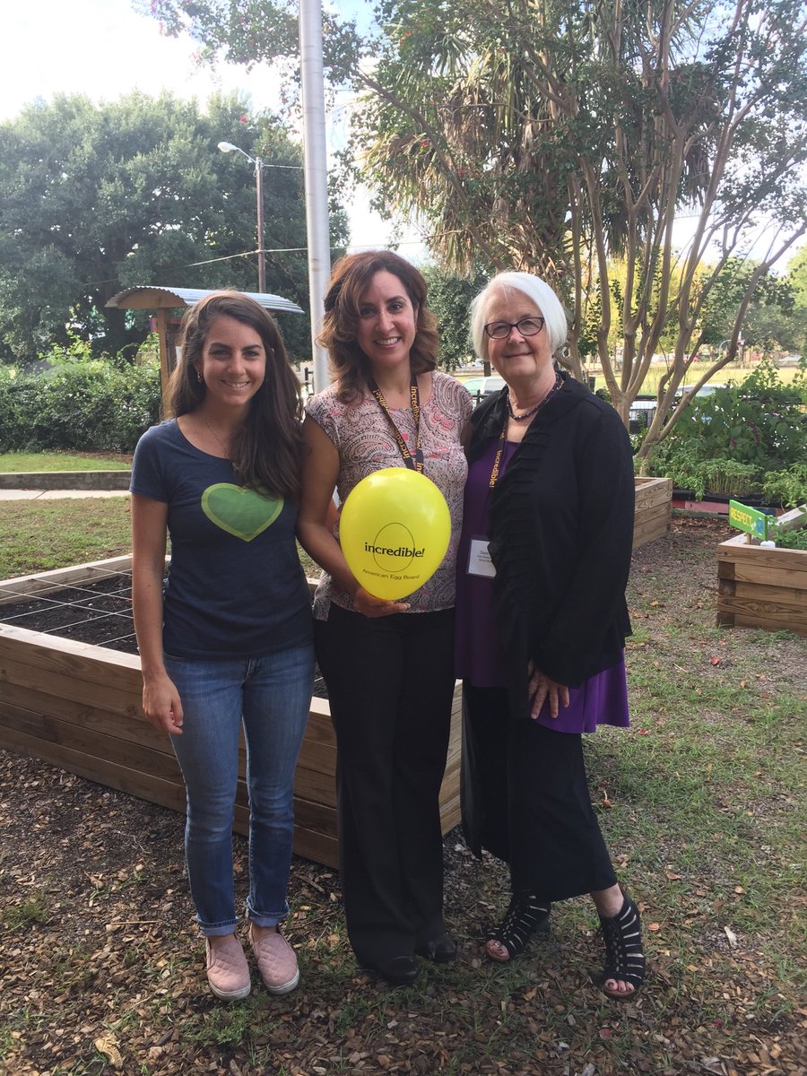 School garden ⁦<a href="/mtessharks/">Mitchell Elementary</a>⁩ with ⁦@SchoolMealsRock⁩ ⁦@GreenHeartChs⁩ ⁦<a href="/eggsinschools/">Eggs In Schools</a>⁩ #EatBetterLearnBetter