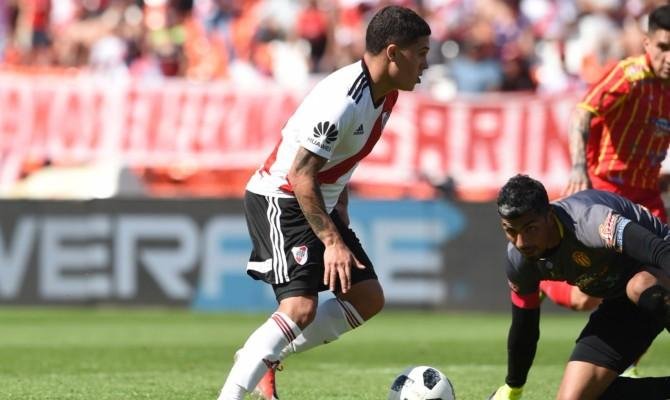 MidfieldersCOL's tweet photo. La mágia de Quintero en River vs Sarmiento. #Quintero #River #Futbol https://t.co/t9eURyb2B7