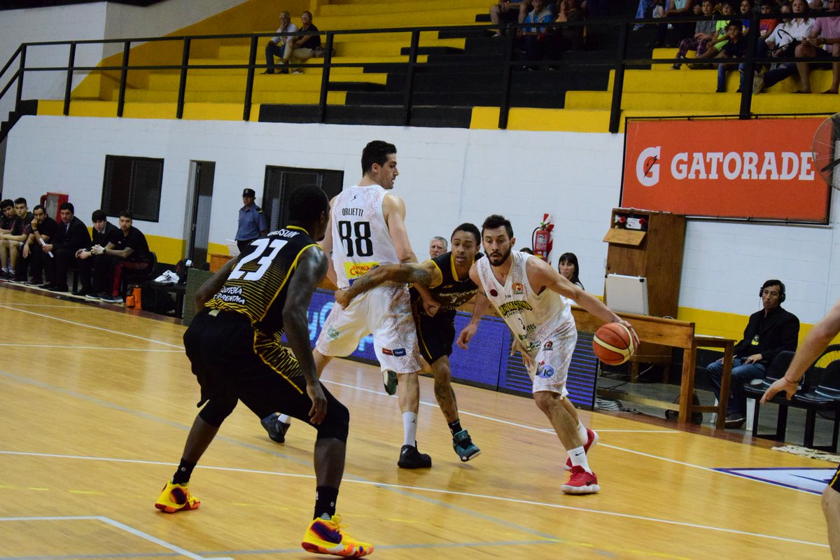 CSM_Corrientes's tweet photo. #LNB #Super20BancoComafi 

🏀 FINAL EN MERCEDES 
➡ Comunicaciones #Mercedes 70 (Gadson, 24pts)
➡ San Martín #Corrientes 72 (Roberts, 23)

#VamosSanma !! ♥ 
#SanMartínEsCorrientes 
#CSM 

📸Prensa Comunicaciones 

🐓😍🔴⚫🔴😍🐓Traducir Tweet https://t.co/Ok10Hfz5FK