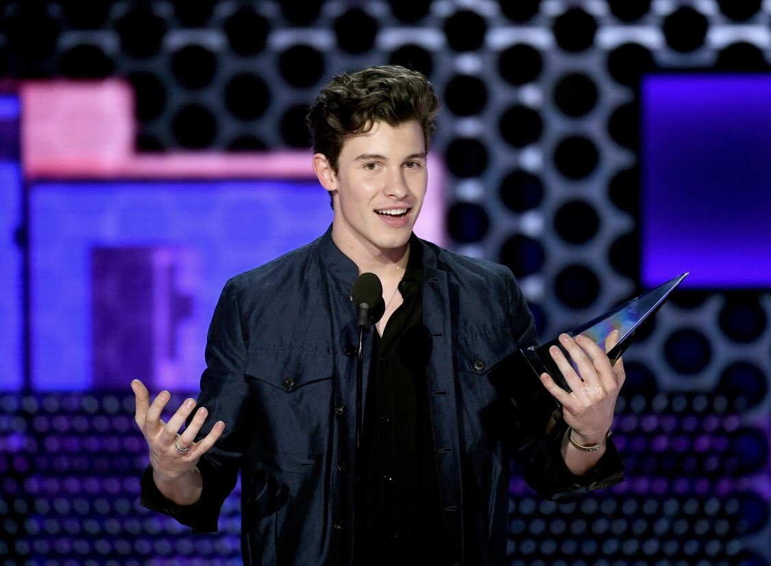 MagconMidias's tweet photo. 📸| Shawn com o prêmio de Artista Adulto Contemporâneo, hoje, no palco do American Music Awards 2018 em Los Angeles, Califórnia. #AMAs⁠ ⁠ https://t.co/QZvDgjzTWl