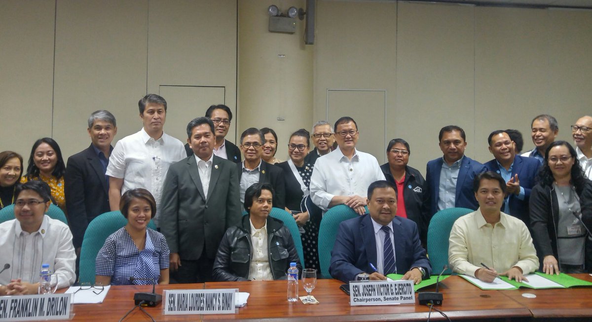 AlbeeBenitezPH's tweet photo. Matapos MAAPRUBAHAN ang Department of Human Settlements and Urban development sa  naganap na Bicameral Conference kagabi, naniniwala tayong mabibigyang solusyon na ang lumalalang problema sa pabahay.

Para ito sa mga Pilipinong naghahangad ng DISENTE at ABOT-KAYANG tahanan. https://t.co/xgUIO0H8a4