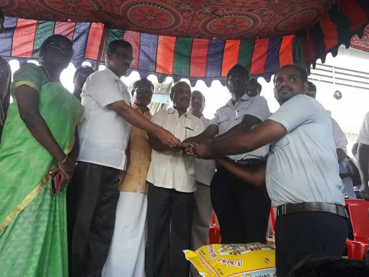Yugiraj77's tweet photo. மத்திய மின் உற்பத்தி ஊழியர் சங்கம் சார்பாக இந்தியா யமஹா மோட்டார் தொழிலாளர் சங்கத்தின் 19ஆம் போராடும் 25கிலோ அரிசி முட்டைகள் 5து மற்றும் 5000 ருபாயைம் கொடுத்து த���்களது ஆதரவை தெரிவித்தனர்.
#YamahaStrike 
#MSIStrike https://t.co/ee5WrYnf68