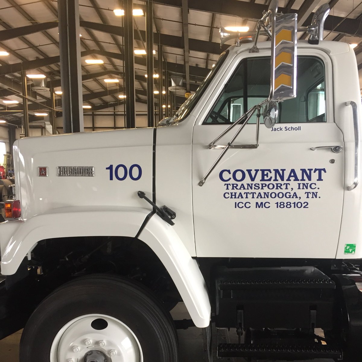 smarthop's tweet photo. Awesome first day at @ThisIsDynamo Founders Camp. We were in the facilities of Covenant Transport and listen to great talks from @skuidify @freightpipes @BellhopsMoving @Aquified #thisisdynamo #logistics #trucking #dispatch https://t.co/6jhrKMw8Wn