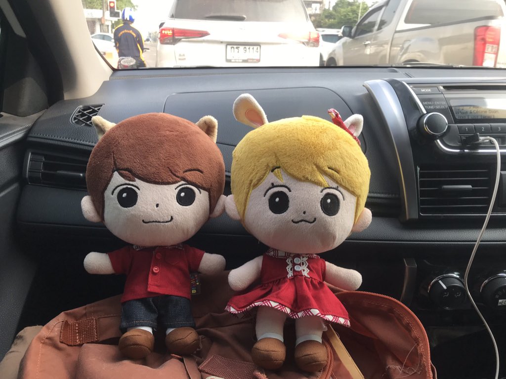 modorothyy's tweet photo. พาเด็กๆมาเที่ยวเชียงใหม่ น้องมินิน่ารักเชียว ส่วนพี่คยูทำหน้าง่วงนอน เพิ่งตื่นลงจากเครื่อง 😂 #hellokyumin https://t.co/17bZIpbQAP