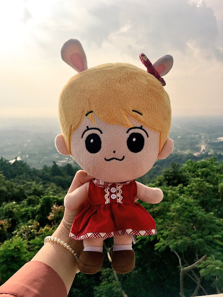 modorothyy's tweet photo. พาเด็กๆมาเที่ยวเชียงใหม่ น้องมินิน่ารักเชียว ส่วนพี่คยูทำหน้าง่วงนอน เพิ่งตื่นลงจากเครื่อง 😂 #hellokyumin https://t.co/17bZIpbQAP
