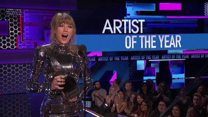 DpHUhOfUwAALqAn?format=jpg&name=small Taylor Swift pasa a la historia en los American Music Awards