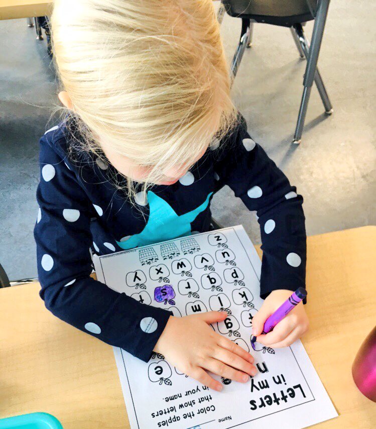 NicoleWannop's tweet image. Can you find the letters in your name? Using their name and letter recognition skills, Ss coloured in the letter apples to show only the letter in their name. #hcsrvs #rvsed #namepractice