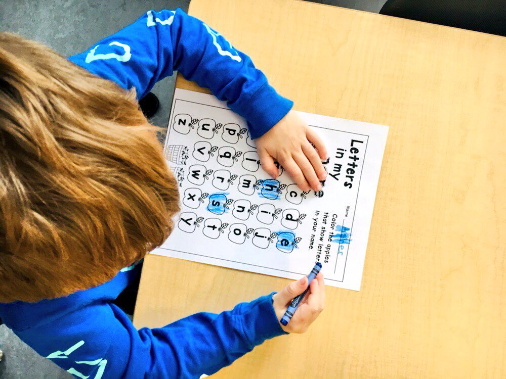 NicoleWannop's tweet image. Can you find the letters in your name? Using their name and letter recognition skills, Ss coloured in the letter apples to show only the letter in their name. #hcsrvs #rvsed #namepractice