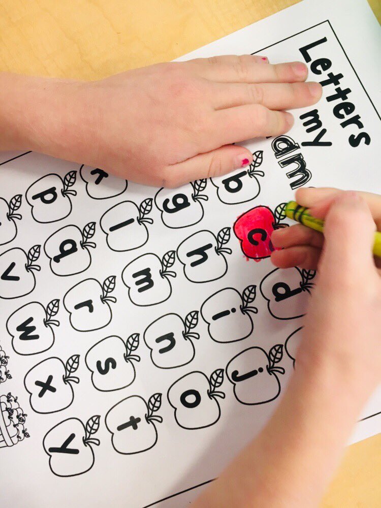 NicoleWannop's tweet image. Can you find the letters in your name? Using their name and letter recognition skills, Ss coloured in the letter apples to show only the letter in their name. #hcsrvs #rvsed #namepractice