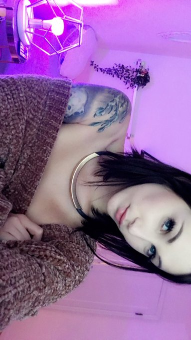 Logging online now for a little while! Come see me while you can 💞 I have an early AM doctor&rsquo;s appointment