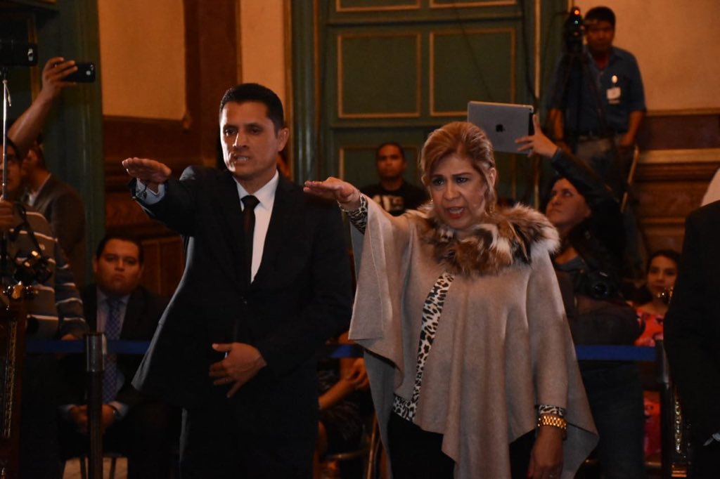 irapuatogob's tweet photo. El Ayuntamiento aprobó por unanimidad las designaciones de Pedro Cortés, en @segpublicaira; Ernestina Hernández Guzmán, en Tesorería y a @XavierAlcntara1, en la Secretaría del Ayuntamiento.
#MásUnidosMásFuertes https://t.co/bR1aSmc5m5