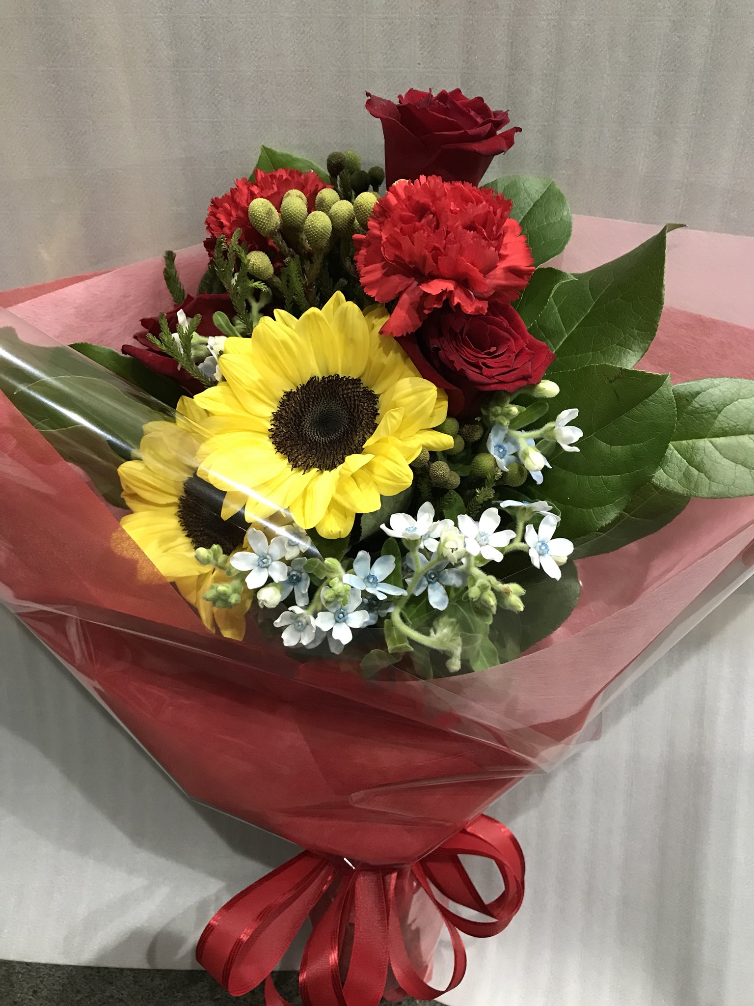 ﾌﾗﾜｰｶﾞｰﾃﾞﾝ花工房 Na Twitteru 本日の幸せ配達 今日のお花は記念日花束 赤バラとのご希望で他のお花をセレクトして製作しました 今日も思い出作りのお手伝いできるように頑張ります H30 10 10 バラ ひまわり カーネーション バーゼリア ブレースター