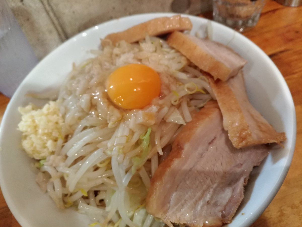 mountainhill14's tweet photo. 今週の #NOODLEWORK
MAZERU 醤油 普通盛 肉増し ニンニク、脂、カラメ、チーズ https://t.co/YPDrFOdGQk