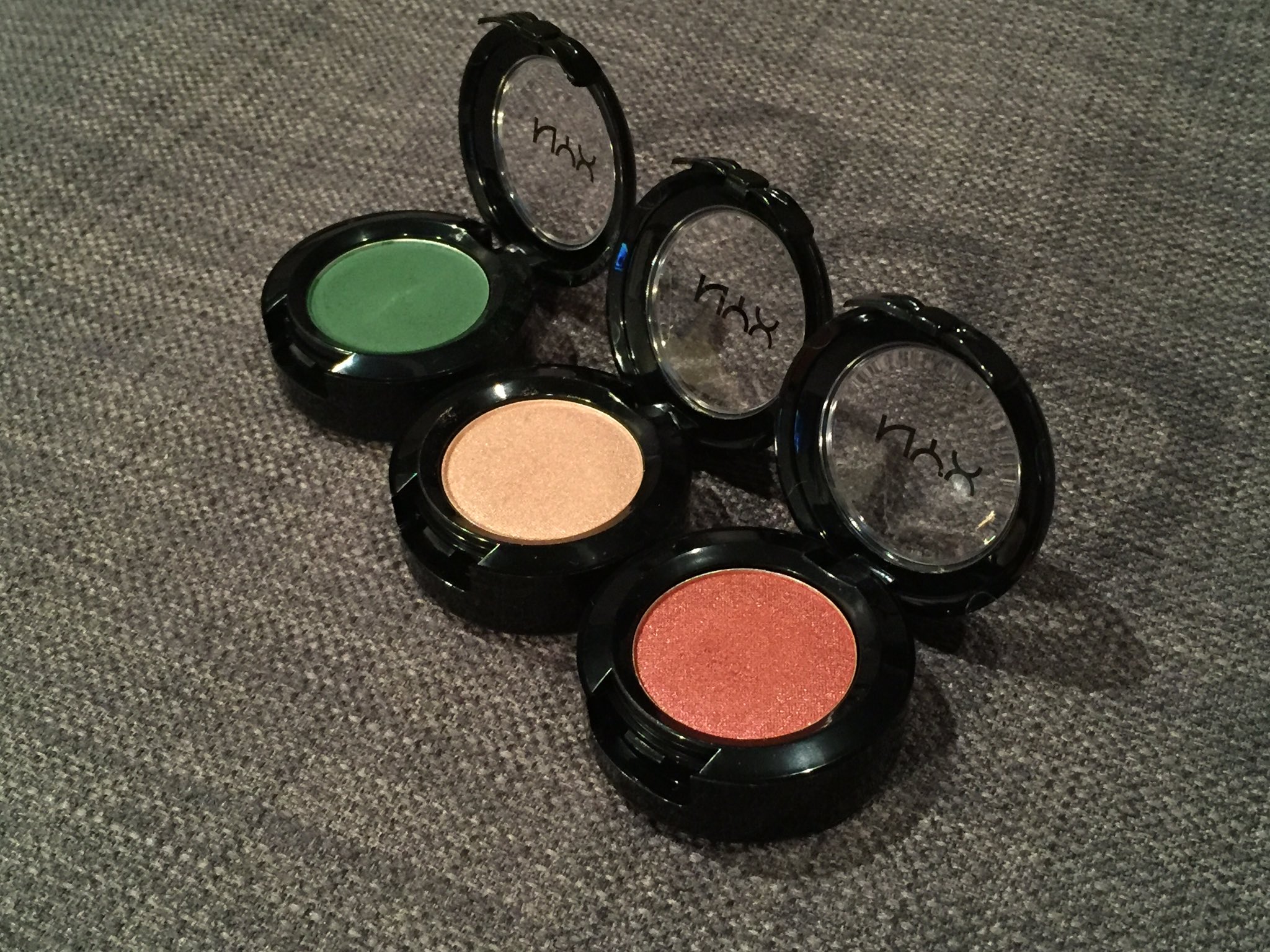 Nana در توییتر ドンキで安かったから買ってみた Nyxのホットシングルアイシャドウ 特にこの三色の秋色がたまらん 手持ちのマックのアイシャドウに似てるのがある オレンジはちょっと明るめ パープルとブルーはちょっと発色弱めかな Nana در توییتر ドンキで安かったから買ってみた Nyxのホットシングルアイシャドウ 特にこの三色の秋色がたまらん 手持ちのマックのアイシャドウに似てるのがある オレンジはちょっと明るめ パープルとブルーはちょっと発色弱めかな