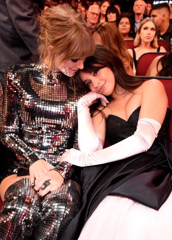 cyrus_mendes's tweet photo. Duas deusas do pop,meu coração não aguenta tanta fofura junto @Camila_Cabello e @taylorswift13 no #AMAs #AMAnaTNT https://t.co/lG3jw1HDnd