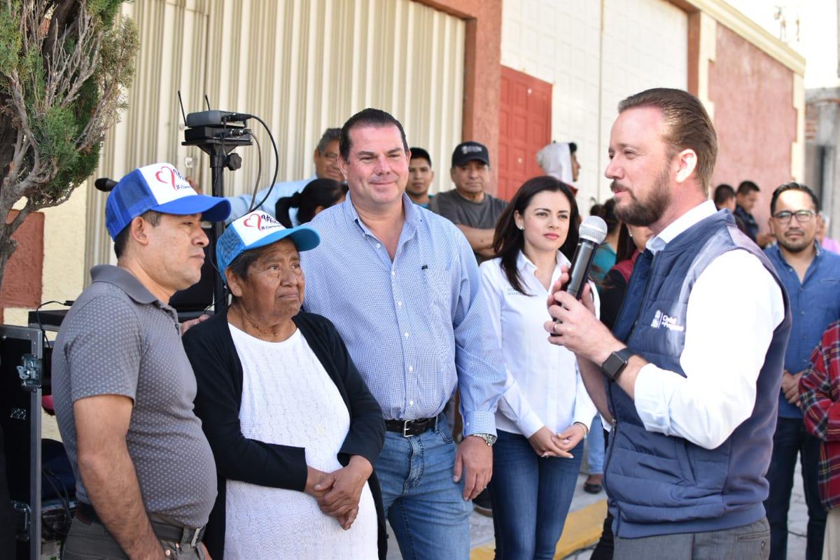 Acompañados del Alcalde <a href="/LuisBanck/">Luis Banck</a>, <a href="/SusyBanck/">Susy Angulo de Banck</a>, <a href="/GabrielaVPuebla/">Gabriela Viveros</a>, <a href="/PEPE_MOMOXPAN/">PEPE MOMOXPAN</a>, el Presidente de San Jerónimo Caleras <a href="/lalosteffanoni/">Eduardo Steffanoni V</a> y vecinos, entregamos el adoquinamiento de las vialidades elegidas en las Asambleas Ciudadanas del programa de Presupuesto Participativo 2018.